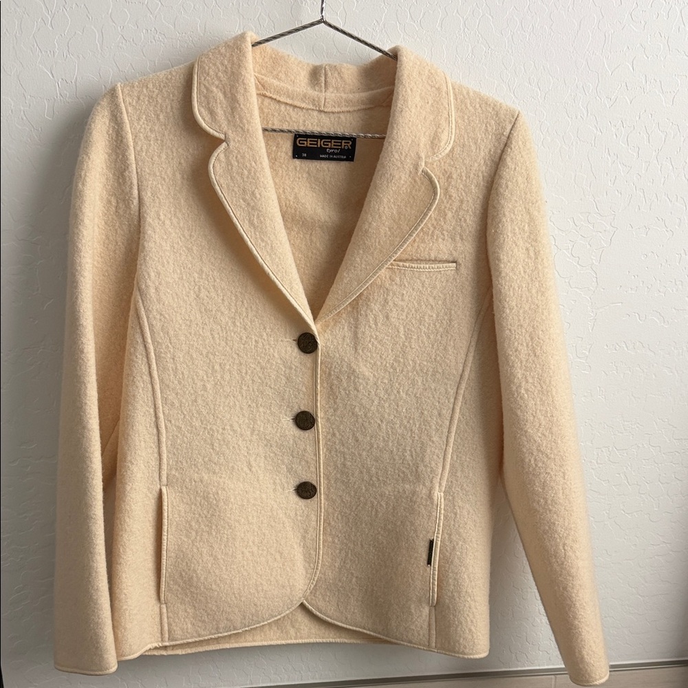 Geiger Women's Elegant Cream Wool Blazer | Chic pockets, buttons | Size 38 (S/M)